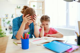 Odrabianie lekcji z dzieckiem. 7 rad dla zachowania spokoju