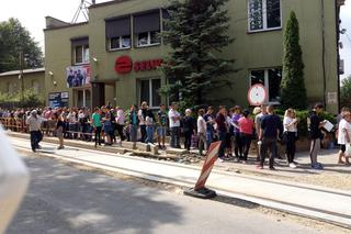 POTĘŻNA kolejka do Medycyny Pracy w Sosnowcu. Niektórzy stali w upale od 5 rano!