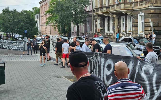  Inowrocław. 27-latek zmarł w czasie interwencji policji. Ponad 100 osób protestowało pod komendą [ZDJĘCIA]