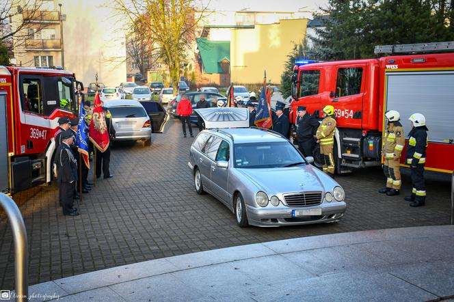 Tłumy na pogrzebie Pawła. Dziennikarz i druh OSP spoczął na cmentarzu we Włocławku