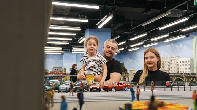 Warszawa. Mknące pociągi na gigantycznej makiecie. "Kolejkowo" przyciąga tłumy zwiedzających