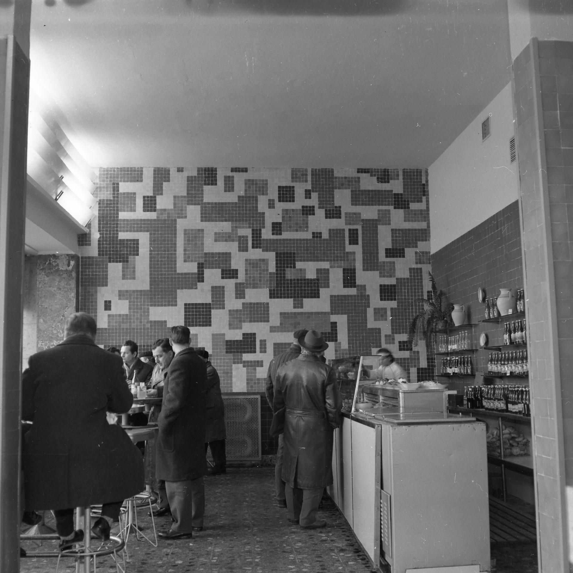 Bar „Wiking”, ul. Świerczewskiego (obecnie ul. Piłsudskiego), 1965. proj. Danuta Kowalczyk "Nowoczesne wnętrze.