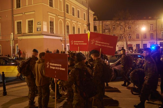 Ekstremalna Droga Krzyżowa. Kilka tysięcy osób na nocnym nabożeństwie