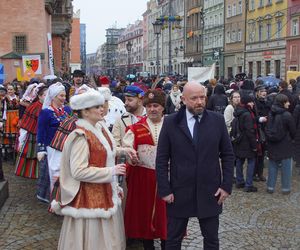 Polonez dla Fredry 2025 we Wrocławiu. Maturzyści zatańczyli na Rynku [ZDJĘCIA]