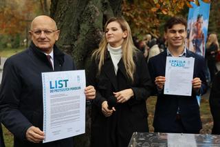 Uroczyste odsłonięcie tablicy al. Europejskiej Stolicy Młodzieży Lublin 2023 i zakopanie kapsuły czasu w Parku Ludowym