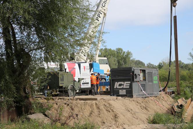 Zgrzewają rury do budowy rurociągu