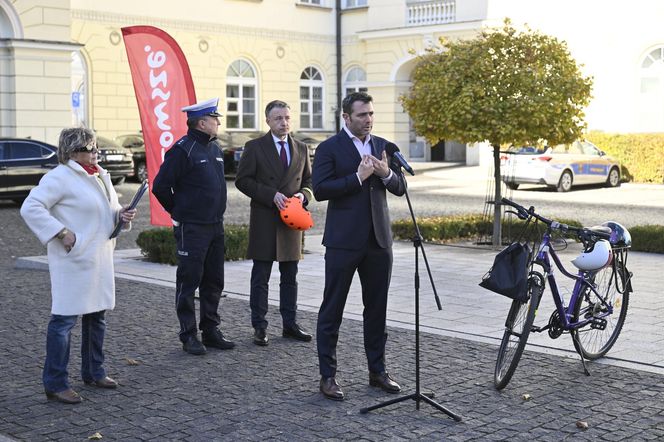 Rośnie liczba wypadków z udziałem hulajnóg. Radni Mazowsza apelują do dzieci i młodzieży: „Noście kaski i odblaski!”