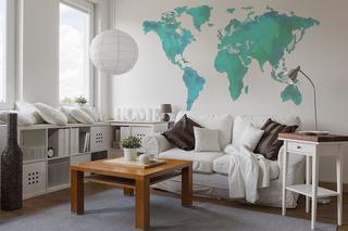 Mapa świata na ścianie w salonie