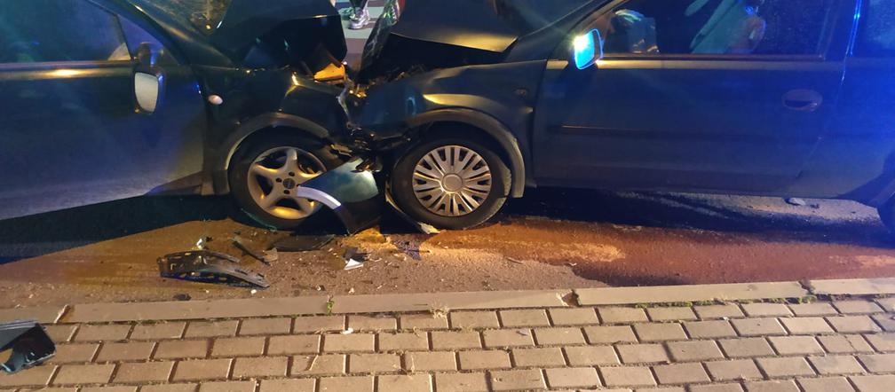 Radomsko: ZASNĘŁA za kółkiem, zjechała na przecwiległy pas. Efekt? CZOŁÓWKA