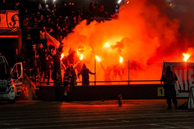 Elana Toruń - Zawisza Bydgoszcz 1:1, zdjęcia kibiców, opraw i piłkarzy ze Stadionu Miejskiego im. Grzegorza Duneckiego