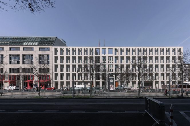 1 | Elewacja frontowa budynku wykorzystuje dogodną lokalizację w północnej pierzei al. Unter den Linden, a słoneczne światło uwypukla przestrzenne rozwiązanie fasady