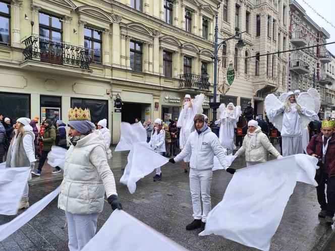 Kolorowy Orszak Trzech Króli w Łodzi. W centrum miasta pojawiło się mnóstwo osób [ZDJĘCIA]