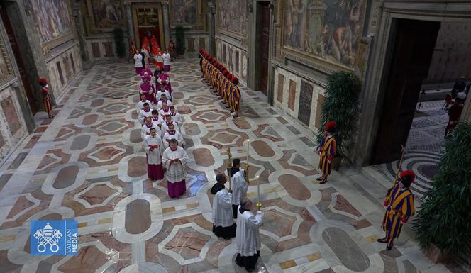 Z OSTATNIEJ CHWILI: Rozpoczęło się konklawe 2025 – kardynałowie złożyli przysięgę w Kaplicy Sykstyńskiej