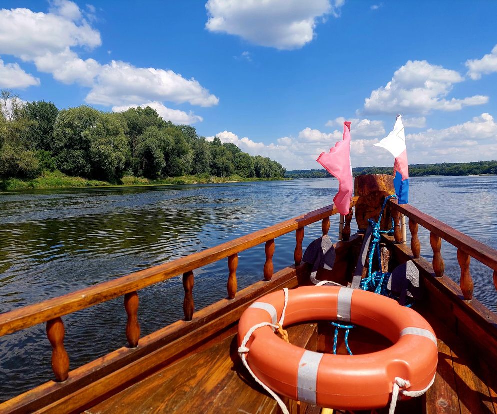 Wisła w Fordonie zaprasza turystów. Można popływać drewnianą łodzią i poczuć tę samą bryzę, co kiedyś flisacy 