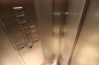 Horror w windzie na Bródnie! 13-latka zaatakowana przez agresora. Groził jej nożem?