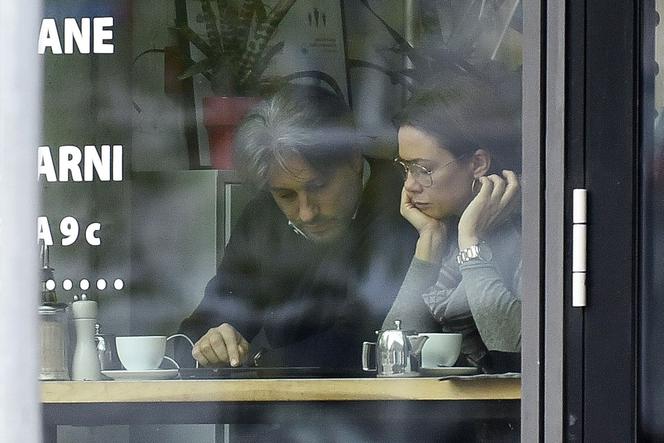 Kinga Rusin i Marek Kujawa całuja się 
