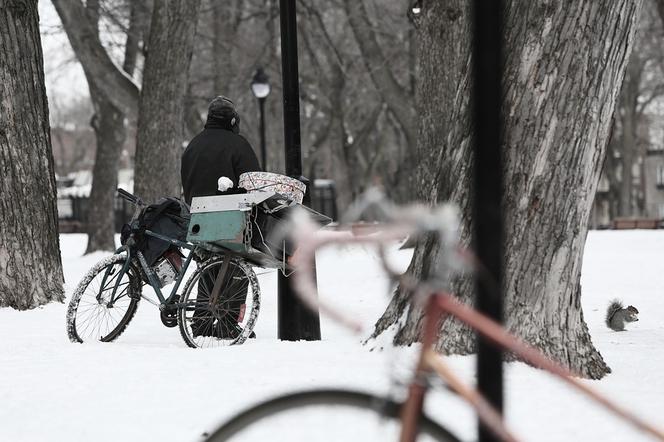 Streetworkerzy ze zdwojoną siłą pomagają bezdomnym