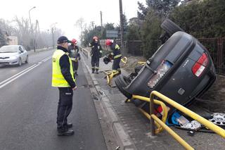 Groźny wypadek w Żninie. Młody kierowca stracił panowanie nad samochodem i dachował! [ZDJĘCIA]
