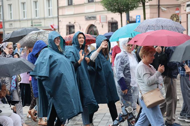 Lubelska Piesza Pielgrzymka na Jasną Górę 2024. Pątnikom deszcz niestraszny!