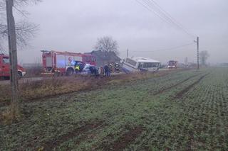 Wypadek autobusu pod Łęczycą! Dzieci wyskoczyły przez okno [ZDJĘCIA]
