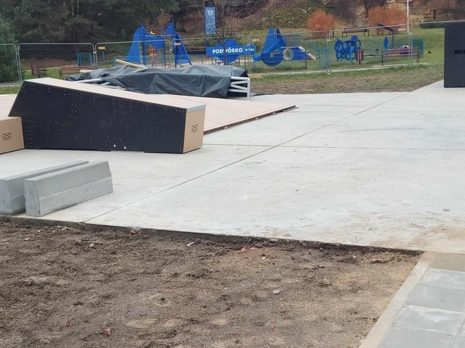 Skate Park Starachowice. Większość urządzeń już zamontowano