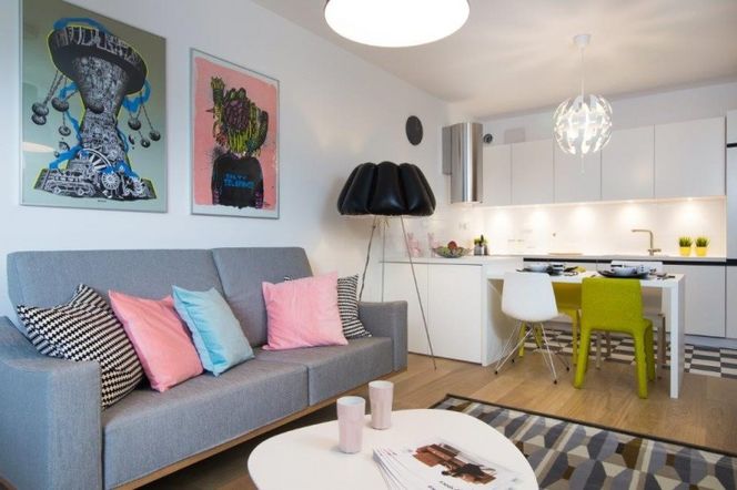 Aranżacja salonu z kuchnią. Zobacz, jak przytulnie i nowocześnie urządzić mieszkanie [ZDJĘCIA]
