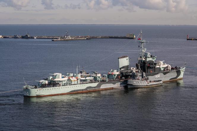 ORP Błyskawica opuściła swoje miejsce przy nabrzeżu w Gdyni