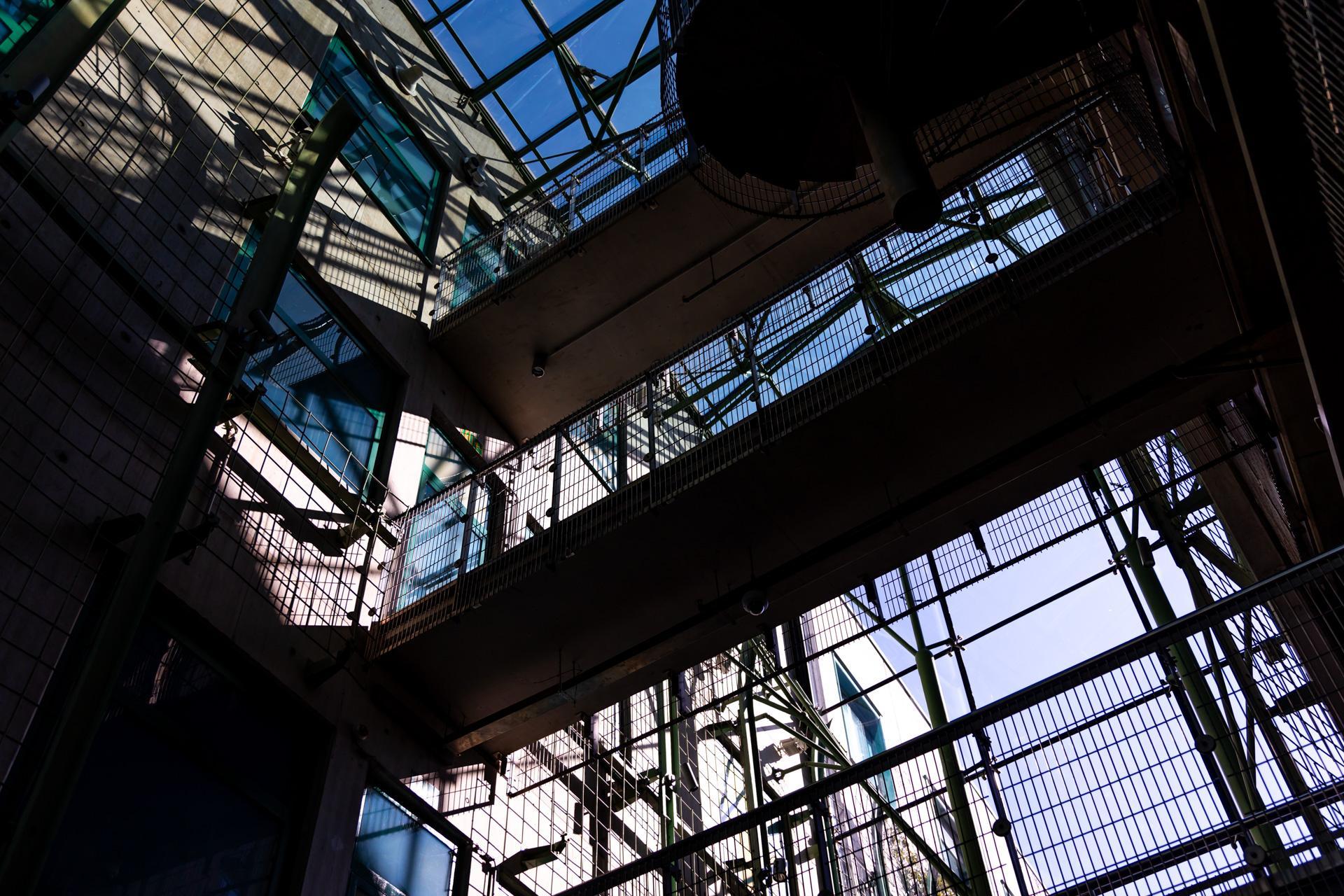 Biblioteka Uniwersytecka w Warszawie - zdjęcia. Zobacz postmodernistyczną ikonę, którą kiedyś uznawano za kicz