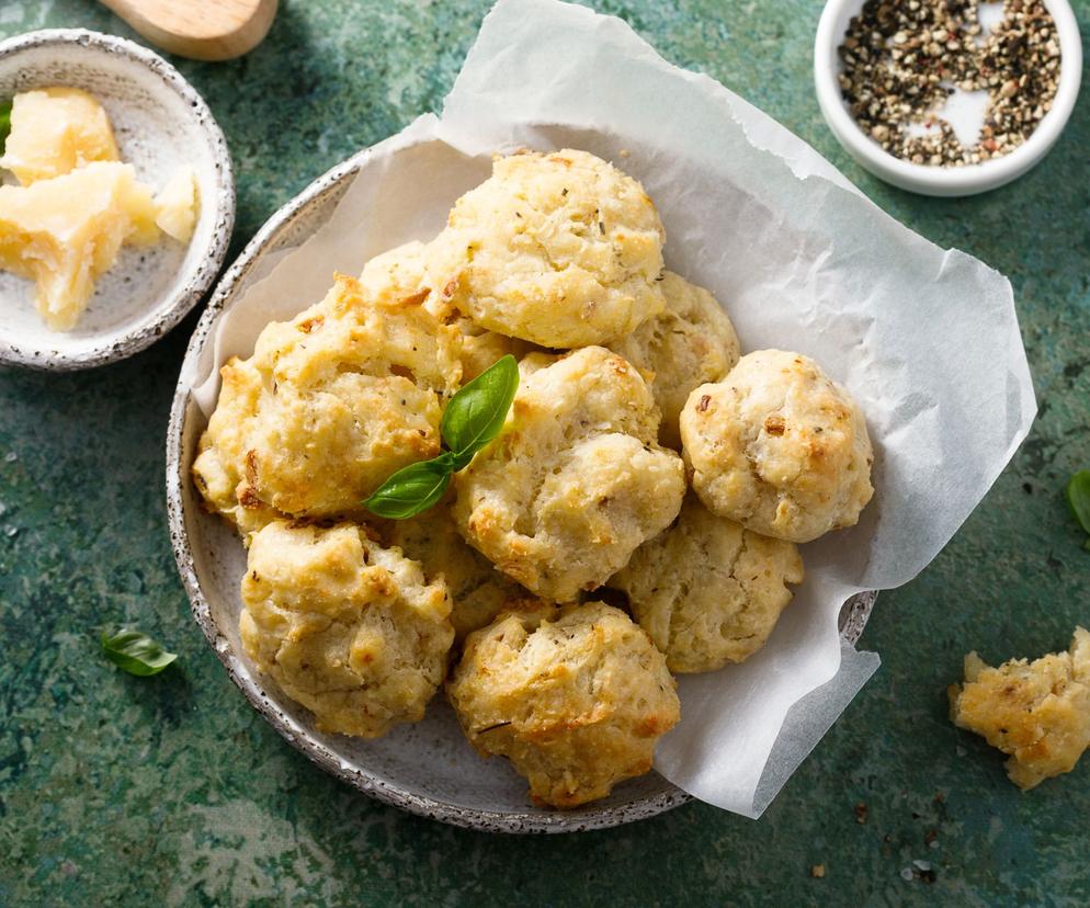 Kulki ptysiowe z parmezanem i szynką - super przekąska dla piwoszy i nie tylko