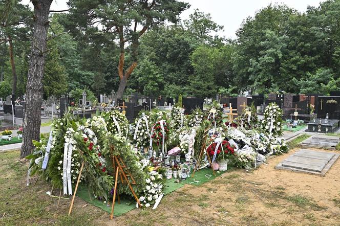 Grób Patrycji i Łukasza utonął w białych kwiatach. Małżeństwo zginęło ratując swoją 4-letnią córeczkę