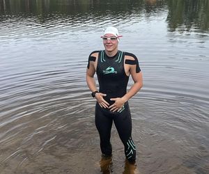 Damian płynie 100 km bez przerwy, aby pomóc Adasiowi!