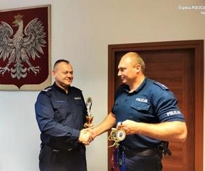 Policjanci jak dęby