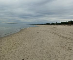 Polskie wybrzeże poza sezonem. Te plaże warto odwiedzić jesienią i zimą 