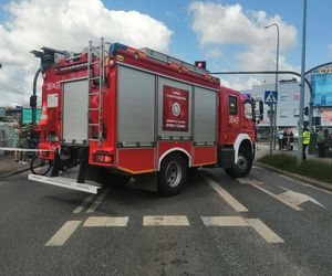 Kolizja na Sokołowskiej w Siedlcach. Jedno auto przewróciło się na bok