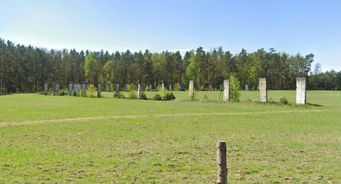 Największa kolekcja muru berlińskiego jest pod Wrocławiem. Na polu ustawiono kilkadziesiąt żelbetowych płyt z NRD