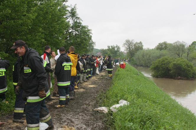 Wielka woda wdzierała się do domów. 14 lat temu Kraków i Małopolska walczyły z powodzią