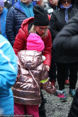 Justyna Żyła z dziećmi kibicuje skoczkom