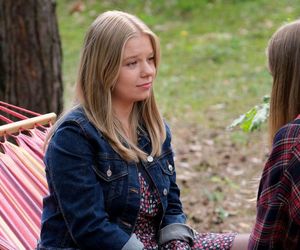 M jak miłość, odcinek 1888. Sara (Nadia Smyczek), Lenka (Olga Cybińska)