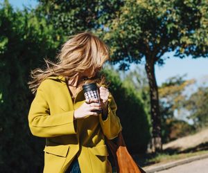 Zapomnij o brązach i szarościach. W tym roku jesienna garderoba tętni żywymi kolorami