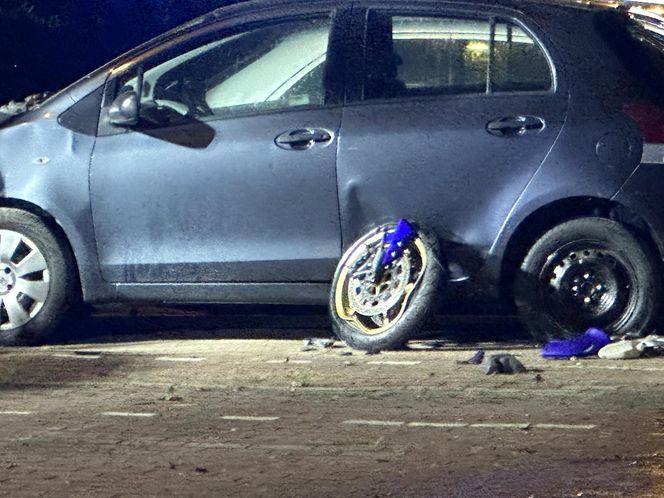 Makabryczny wypadek na Mokotowie. Motocyklista zderzył się z autem i wpadł na parking