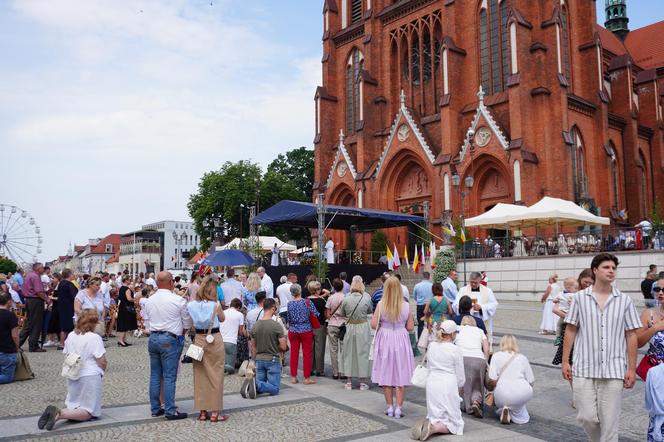 Boże Ciało 2024. Tłumy wiernych przeszły w procesji ulicami Białegostoku