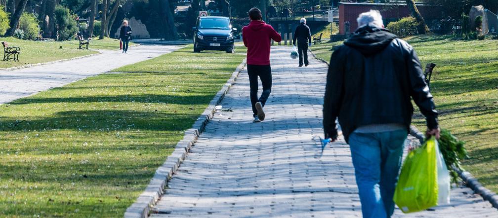 Koronawirus w Trójmieście. Zamiast po parku, plaży czy lesie ludzie spacerują po cmentarzach