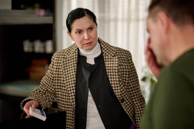 Na Wspólnej, odc 4025. Sławek (Mariusz Słupiński), urzędniczka (Katarzyna Dworak)