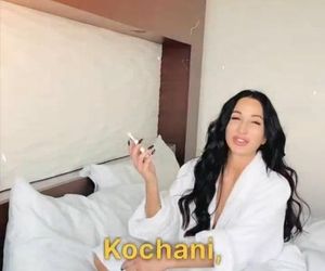 Justyna Steczkowska chwali się nagraniem z łóżka. Jej ciało zakrywa tylko szlafrok!