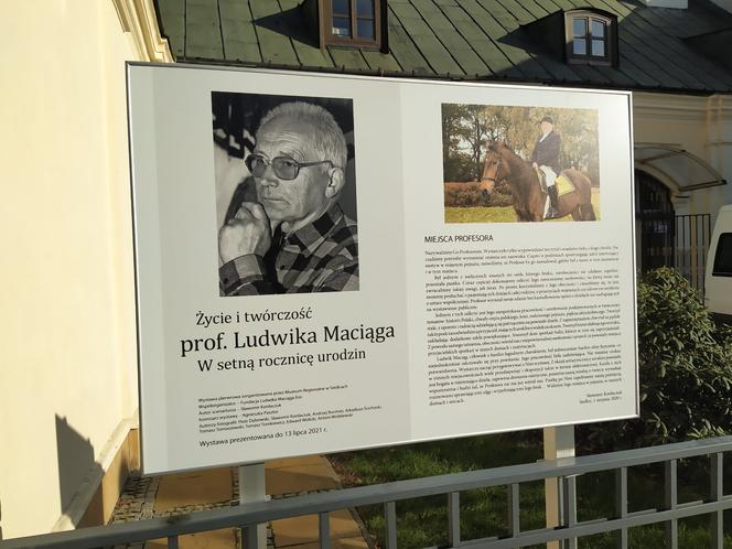 Wystawę plenerową poświęconą prof. Ludwikowi Maciągowi można oglądać w pobliżu wejścia do Muzeum Regionalnego w Siedlcach