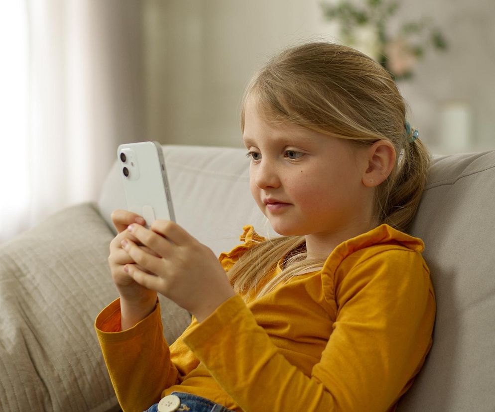 Dziecko ciągle siedzi w smartfonie? Prosta zasada chroni przed problemami 