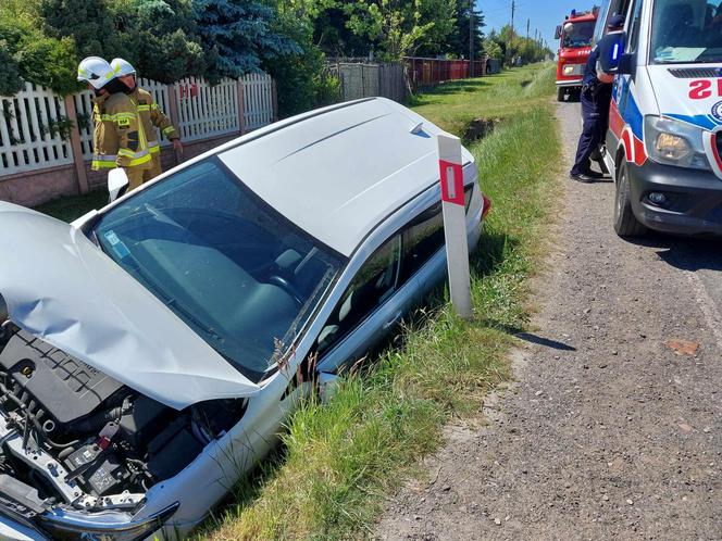 Wypadek na DK 42 w Parszowie. Auto wylądowało w rowie