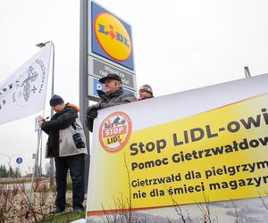 Protest przeciwko budowie centrum logistycznego Lidla w Gietrzwałdzie. Olsztyn, 14.12.2024