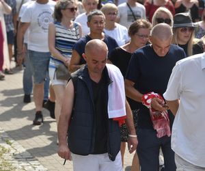 Marsz Milczenia dla Klaudii w Toruniu. „Niech nasza cisza przemówi głośniej niż słowa” [GALERIA]
