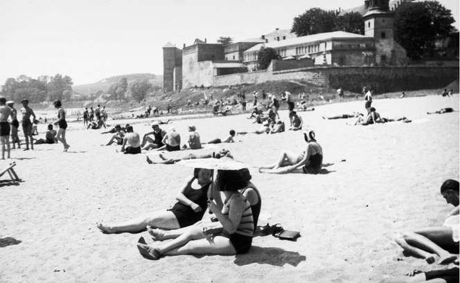 Plażowicze podczas wypoczynku, 1931 Kraków